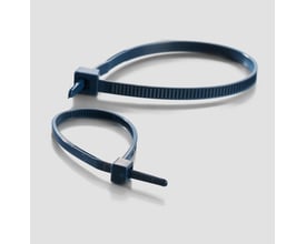 Nærbillede af to blå Weidmüller kabelbindere CB-DT 380/4.5, der viser deres låsemekanisme og tandede inderside.