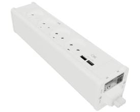 Hvid Lauritz Knudsen møbelboks med 2 stikkontakter samt USB A- og C-stik, set fra siden med fokus på porte og mærkat.