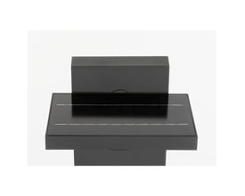 Toppen af ABRIDOR pullerten fra SLV, der viser den integrerede solcellepanel på en sort overflade.