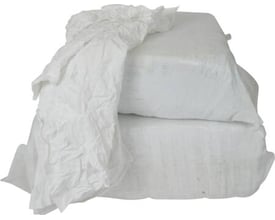 To bunker af hvide bomuldslinnedklude pakket i hvid plastemballage, der bruges til aftørring i industrien.