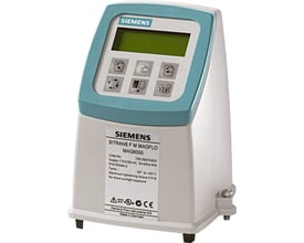 Siemens SITRANS F M MAG6000 flowmåler med IP67-klassificering og tydeligt display samt betjeningsknapper i hvidt og lyseblåt design.