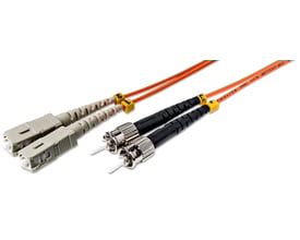 Duplex fiberoptisk patchkabel på 2 meter med orange LSZH-kappe, viser SC/PC og ST/PC konnektorer.