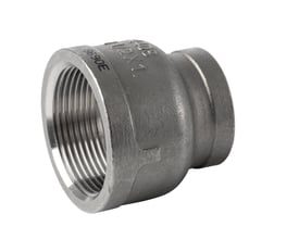 Reduktionsmuffe i rustfrit stål med indvendigt gevind i begge ender, 1'' og 3/4'' BSPP, AISI 316 kvalitet.
