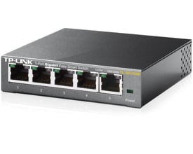 TP-Link TL-SG105E netværksswitch i gråt metalkabinet med fem RJ45-porte, set skråt forfra.