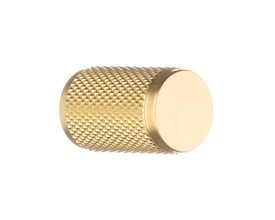 Knop fra Beslagsboden i børstet messing, Ø17 mm, med rund front og riflet greb set skråt fra siden.