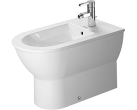 Duravit Darling New gulvbidet i hvid, med synligt hanehul i midten og en moderne krom vandhane monteret.