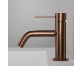 Scandtap Steel Voyage Amber håndvaskbatteri i kobberfinish med cylindrisk krop, buet tud og slankt 1-greb.