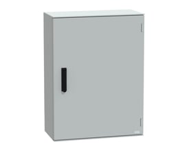 Vægskab 7035 fra Schneider Electric i polyester, 847x636x300mm, med sort 3-punktslås på den grå front.