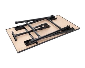 Ironside foldbart arbejdsbord med 30 mm bordplade i laminatbøg, vist med de sorte ben foldet ind under bordet.