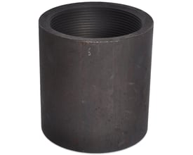 Indura smedet muffe S på 1 1/4 tomme, sort cylindrisk fitting med indvendigt gevind set skråt ovenfra.