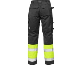 Fristads Hi-Vis bukser kl. 1 2032 i sort med gul refleks nederst på benene og flere lommer.