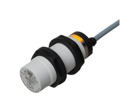 Carlo Gavazzi M30-kapacitiv aftaster med hvidt gevindhus, sorte monteringsmøtrikker, kabel og orange indikator.