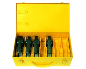 REMS gul stålkasse med indlæg til 6 pressbakker, inklusive rum til gevindklippetænger og rørskærer, vist åbent.