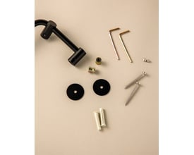 Cosmic Logic håndklædestang, 40 cm, mat sort, med tilbehør som skruer og unbrakonøgler.