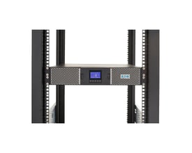 Eaton 9PX3000RT online-UPS på 3000 VA og 2700 W monteret i et rack, set forfra.