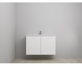 Sanibell Online møbelsæt i mathvid med 2 grebsfrie låger og integreret porcelænsvask med armatur monteret på grå væg.