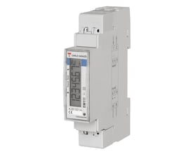 Carlo Gavazzi 1-faset el-måler til direkte måling op til 32 A med Modbus-udgang og MID-godkendelse, set skråt forfra.