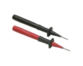 Close-up af Fluke TP1 testprobesæt med flade spidser, der viser detaljeret design og stålspidser.