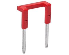 Rød jumper med to metalben, designet til at forbinde A1/A2 eller common på relækontaktsiden.