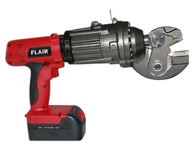 Flair armeringsklipper FL18S i rød og grå med batteri og klippehoved, der kan håndtere 4-18mm materialer.