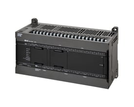 Omron CP2E-N40DT1-D PLC-controller fra en let vinklet position, der viser dens tilslutningsporte og LED-indikatorer.