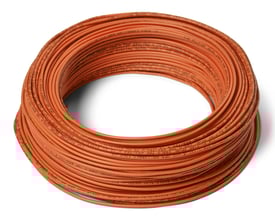 Orange H07V-U installationsledning 1x1,5 mm, rullet op i en cirkel, med tydelig tekst på kablet.