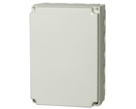 Fibox MNX kasse set fra siden, viser monteringshuller og robust polycarbonat design i lys grå RAL 7035.