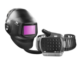 3M Speedglas G5-01/03VC svejseskærm med Adflo-åndedrætsværn, vist med sort hjelm, lilla visir og tilsluttet blæserenhed.