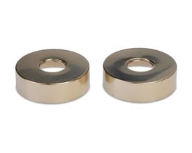 To runde Blue Label rosetter med børstet guld finish og en diameter på 74mm ses side om side på hvid baggrund.