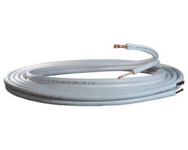 10 meter hvid isoleret twinsplit kobberrør til køling, med dimensioner 1/4'' x 3/8'' synlige.