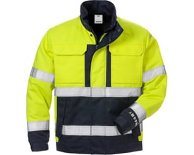 Kansas Flame vinterjakke 125944 forfra, med lynlås, trykknapper, brystlommer og refleksstriber i gul/marine.