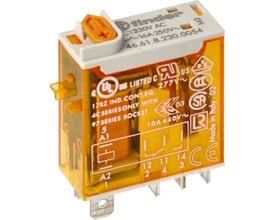 Finder stikbensrelæ S46.61 230V AC med orange testknap, viser 1 CO-kontakt og LED-indikator.