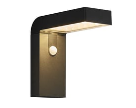 Nordlux Alya udendørs væglampe i sort plast, vist med den integrerede bevægelsessensor og lysende LED-top.