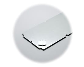 Fibox Montageplade Euronorm TM0808 i Aluzink med mål 56x71x1,5 mm, vist på en grå baggrund med en lille monteringsdel på.