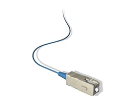 Pigtail sc/pc med 1 meter multimode om1 fiber og 900µm buffer, vist med en beige SC-connector og blå kabelkappe.