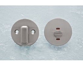Assa Abloy C30 komplet toiletbesætning i børstet rustfrit stål med rød og hvid markering, vist fra begge sider.