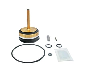 Oversigtsbillede af Danfoss EV220B 65 NC EPDM service kit dele, inklusive ventilspindel og diverse småkomponenter.