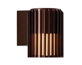 Nordlux Aludra Seaside væglampe i metallisk brun med et robust, ribbet design og indvendigt lysudslip.