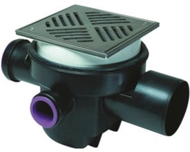 Kessel Drehfix kælderafløb med rustfri stålrist, type 5 højvandslukke og tre afløbsstudser på hvid baggrund.