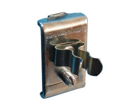 Maskinfabrikken Universal fjederklemme Ø9mm med bagplade i metal, vist isoleret på hvid baggrund.