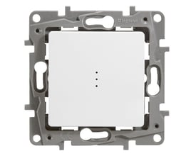 Legrand Niloé korrespondance afbryder med lampe, 10A, hvid, monteret i en grå montageramme for nem installation.