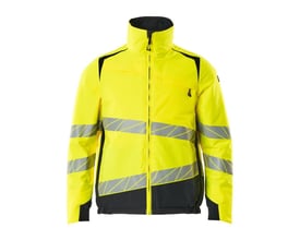 Detalje af Mascot Hi-Vis jakken i gul og mørk marine, der viser lynlås, brystlomme med D-ring og en skrå reflextape.