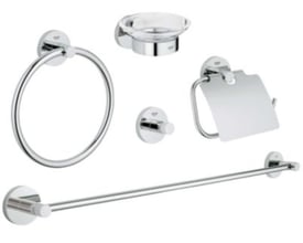Komplet Grohe Essentials 5-i-1 badeværelsessæt monteret på væg i krom med separat håndklædestang, ring, krog, sæbedispenser og papirholder.