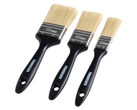Penselsæt med tre flade pensler fra ProBuilder i størrelserne 25mm, 38mm og 50mm med sorte skafter og lyse børster.