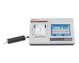 Mitutoyo SJ-311 bærbar ruhedsmåler med separat slæbeskoudstyr, touchskærm og indbygget printer.