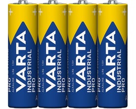 Nærbillede af fire Varta Industrial Pro AA LR6 1,5V alkaline batterier stående oprejst på hvid baggrund.
