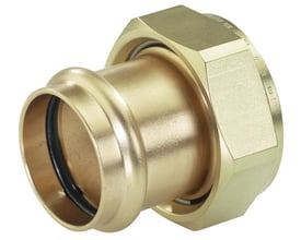 Kemper forskruning i messing med 54 mm V-presmuffe og 2 3/8" fladtætnende omløber. Synlig EPDM-pakning i muffen.