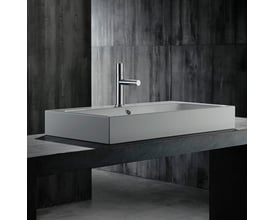 Hansgrohe AX Uno 110 håndvaskarmatur i krom monteret på en rektangulær håndvask, placeret på en mørk, betonlignende overflade.