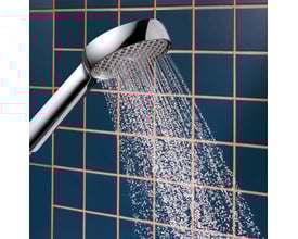 Hansgrohe Activera S håndbruser i krom med Rain strålemønster, der giver en behagelig bruseoplevelse på en mørkeblå, ternet væg.