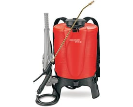 Rød 15 liters rygsprøjte med manuel pumpe, gul messinglanse og sorte bæreseler, ideel til havearbejde.